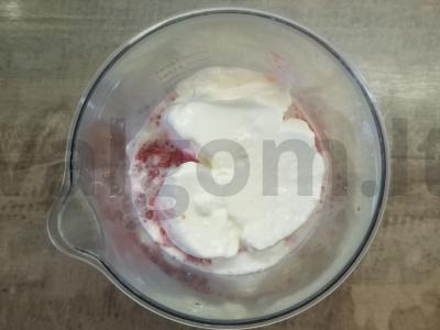 Aromatizuotas pieno kokteilis su braškėmis Žingsnis 2