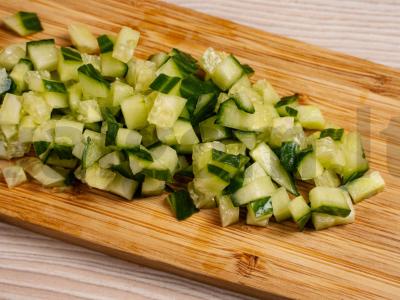 Salotos su žuvies piršteliais, konservuotais kukurūzais ir Pekino kopūstų lapais Žingsnis 1