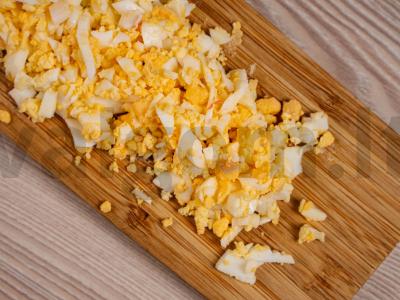 Salotos su žuvies piršteliais, konservuotais kukurūzais ir Pekino kopūstų lapais Žingsnis 2