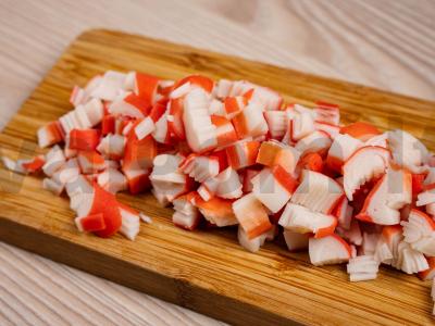 Salotos su žuvies piršteliais, konservuotais kukurūzais ir Pekino kopūstų lapais Žingsnis 3