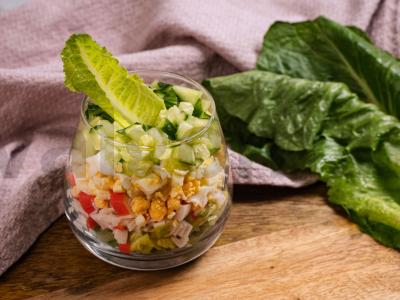 Salotos su žuvies piršteliais, konservuotais kukurūzais ir Pekino kopūstų lapais Žingsnis 4