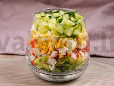 Salotos su žuvies piršteliais, konservuotais kukurūzais ir Pekino kopūstų lapais pagrindine nuotrauka