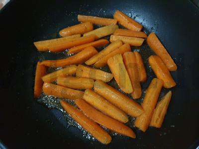 Karamelizuotos morkos Žingsnis 3