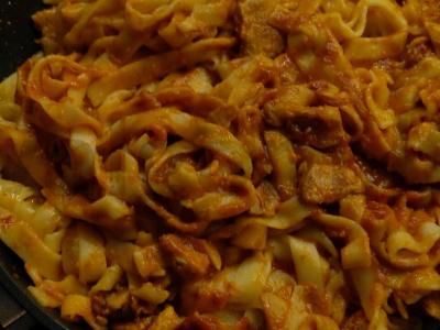 Makaronai su troškinta vištienos krūtinėle padaže pagrindine nuotrauka