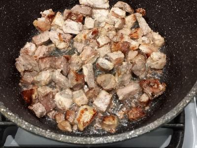 Bulvių troškinys su mėsa Žingsnis 1