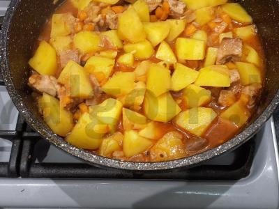 Bulvių troškinys su mėsa pagrindine nuotrauka