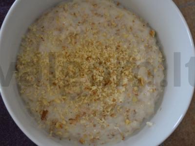 Avižiniai dribsniai su parmezanu ir graikiniais riešutais pagrindine nuotrauka