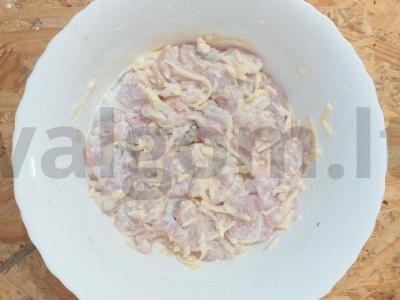 Sultingi smulkinti vištienos kotletai su sūriu Žingsnis 3