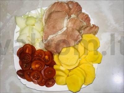 Bulvių troškinys su kiauliena, pomidorais ir svogūnais Žingsnis 1