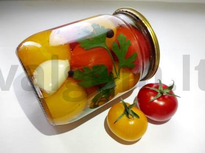 Kokteiliniai pomidorai su petražolėmis sūryme pagrindine nuotrauka