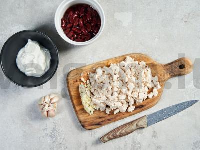 Salotos su vištiena ir raudonosiomis pupelėmis Žingsnis 1