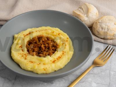 Bulvių košė su malta mėsa ir aromatiniais prieskoniais pagrindine nuotrauka