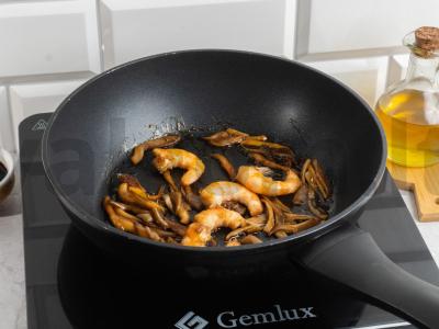 Soba su karališkosiomis krevetėmis, austrių grybais ir unagi padažu Žingsnis 2