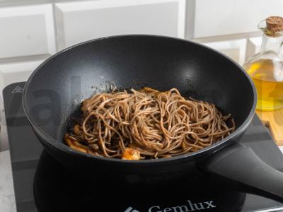 Soba su karališkosiomis krevetėmis, austrių grybais ir unagi padažu Žingsnis 3
