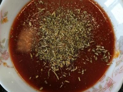 Pica ant sluoksniuotos tešlos su dešra ir marinuotais agurkais Žingsnis 2