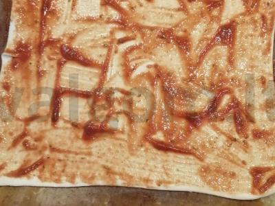 Pica ant sluoksniuotos tešlos su dešra ir marinuotais agurkais Žingsnis 4