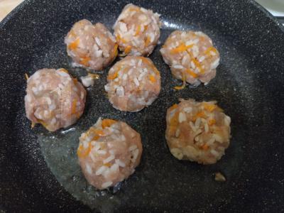 Švelnūs mėsos kukuliai pomidorų padaže Žingsnis 3