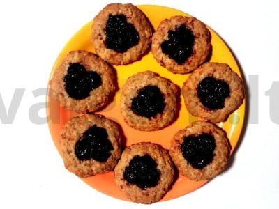 Naminiai avižiniai sausainiai su vyšniomis ir migdolais pagrindine nuotrauka