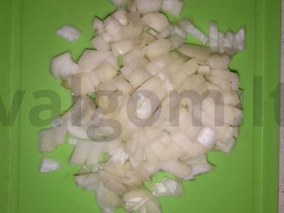 Koldūnai, kepti grietinėlės ir grietinės padaže su svogūnais Žingsnis 1