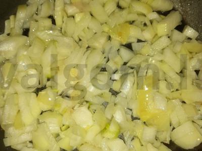 Koldūnai, kepti grietinėlės ir grietinės padaže su svogūnais Žingsnis 2