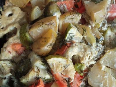 Orkaitėje keptos daržovės grietinės padaže pagrindine nuotrauka