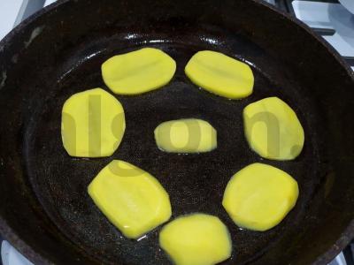 Omletas su bulvėmis ir žolelėmis Žingsnis 2