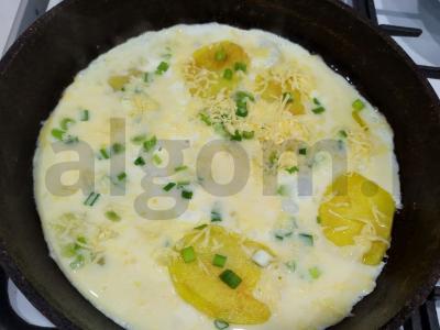 Omletas su bulvėmis ir žolelėmis Žingsnis 6