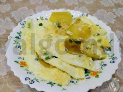 Omletas su bulvėmis ir žolelėmis pagrindine nuotrauka