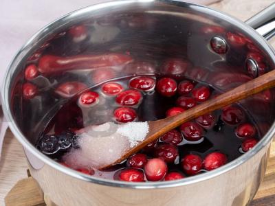 Spanguolių ir mėlynių kompotas Žingsnis 1