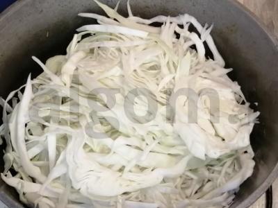 Troškinti kopūstai su pietų mėsa. Žingsnis 3