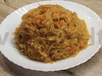 Troškinti kopūstai su pietų mėsa. pagrindine nuotrauka