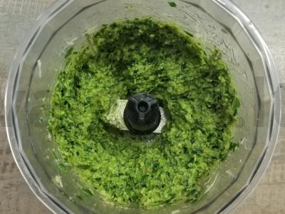 Naminis petražolių pesto padažas su graikiniais riešutais Žingsnis 2