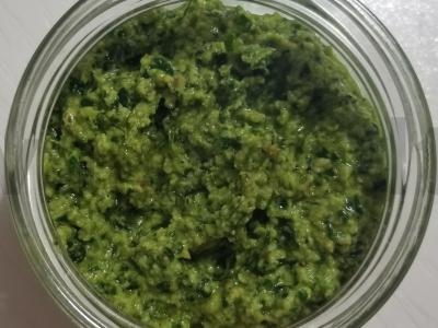 Naminis petražolių pesto padažas su graikiniais riešutais pagrindine nuotrauka
