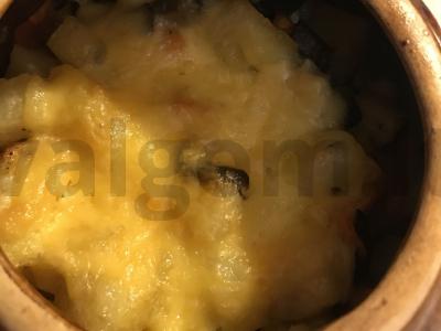 Skanus mėsos puodas su daržovėmis ir grybais pagrindine nuotrauka