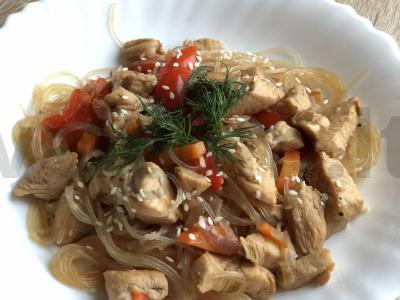 Funchose su vištiena ir daržovėmis pagrindine nuotrauka