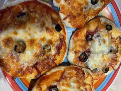 Mini picos su alyvuogėmis ir dešra pagrindine nuotrauka