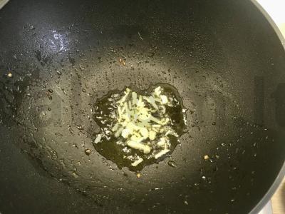 Kreminiai makaronai su krevetėmis ir pomidorais Žingsnis 3