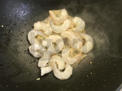 Kreminiai makaronai su krevetėmis ir pomidorais Žingsnis 4