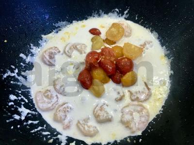 Kreminiai makaronai su krevetėmis ir pomidorais Žingsnis 5