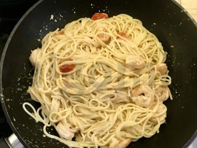 Kreminiai makaronai su krevetėmis ir pomidorais Žingsnis 6