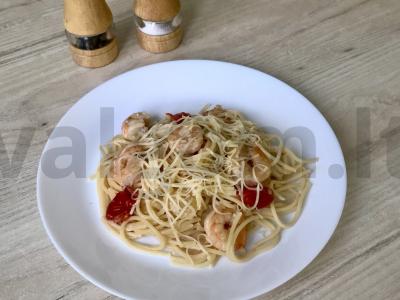 Kreminiai makaronai su krevetėmis ir pomidorais pagrindine nuotrauka