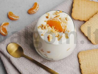 Desertas su sausainiais, grietine ir mandarinais pagrindine nuotrauka