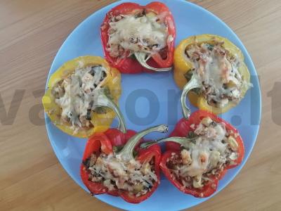 Įdaryta paprika su žaliaisiais obuoliais ir graikiniais riešutais pagrindine nuotrauka