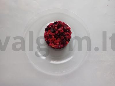 "Raudonųjų" daržovių salotos iš virtų šakniavaisių Žingsnis 3