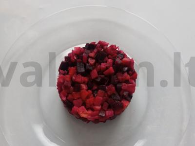 "Raudonųjų" daržovių salotos iš virtų šakniavaisių pagrindine nuotrauka