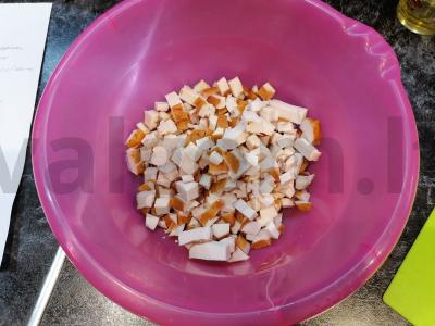 Salotos su rūkyta vištiena ir korėjietiškomis morkomis Žingsnis 1