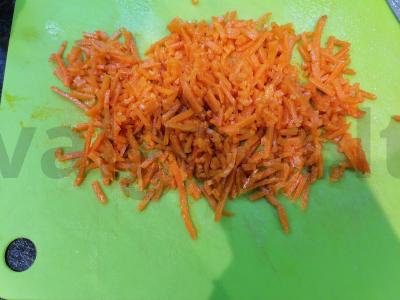 Salotos su rūkyta vištiena ir korėjietiškomis morkomis Žingsnis 4