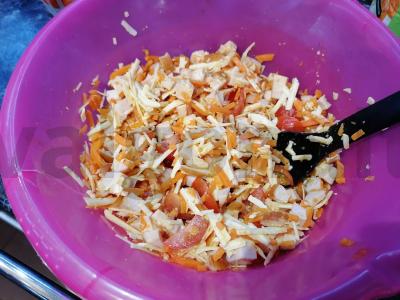 Salotos su rūkyta vištiena ir korėjietiškomis morkomis pagrindine nuotrauka