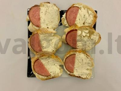 Brusketos su saulėje džiovintais pomidorais, kumpiu ir bazilikais Žingsnis 1