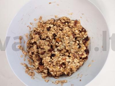 Greiti avižiniai sausainiai su bananais, cukruotais vaisiais ir sultenėmis Žingsnis 1